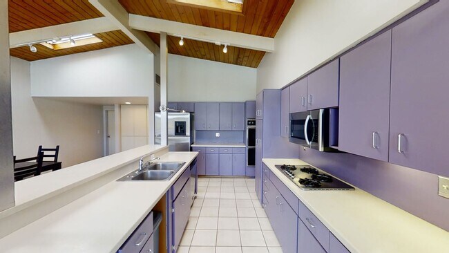 Building Photo - POOL house! BIG rooms! 8 Bedrooms