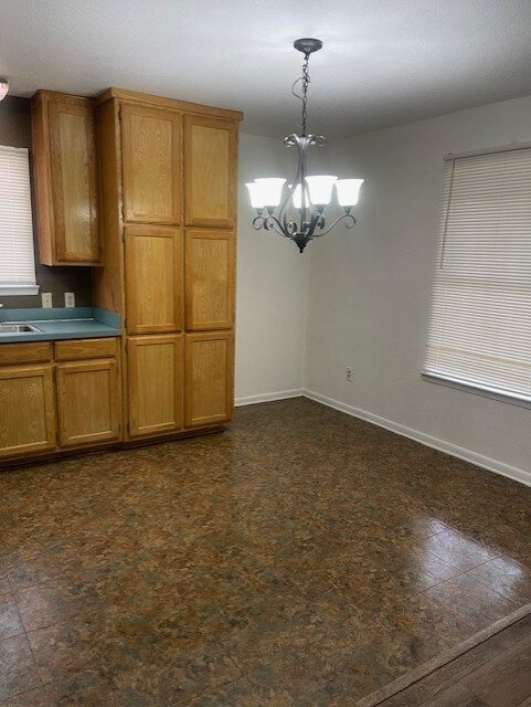 Building Photo - 622 Luxton St