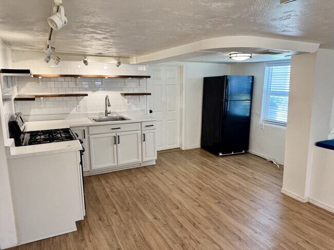 Building Photo - "Charming 2-Bed Apartment with ALL UTILITI...