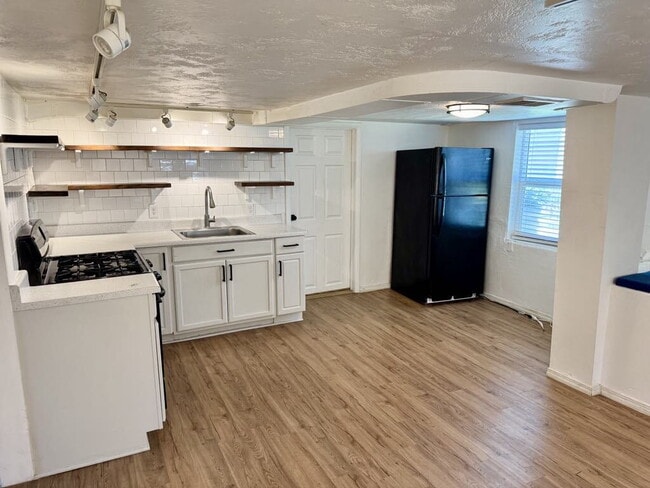 Building Photo - "Charming 2-Bed Apartment with ALL UTILITIES INCLUDED!! – Cozy Comfort Awaits!"