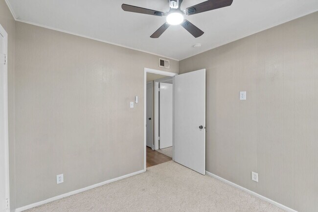 Building Photo - 8702 Village Dr