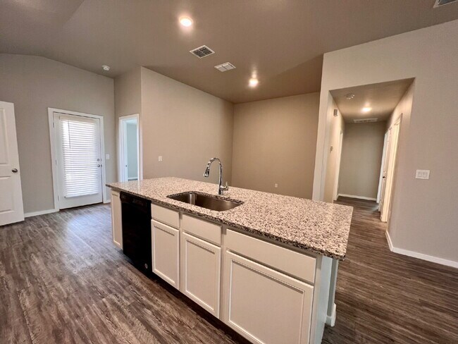 Building Photo - "Charming 3-Bedroom Home with 2 Full Baths in Lubbock – Spacious 1655 Sq Ft Retreat on North Texa...