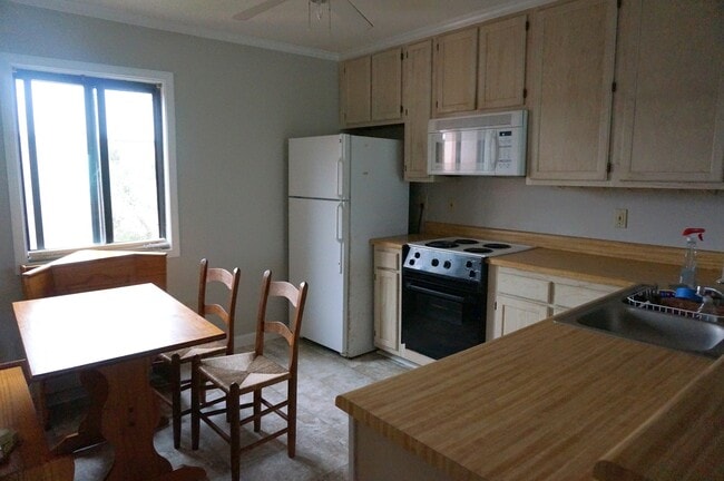 Building Photo - Ocean Front! Every day is a great day at the beach!!