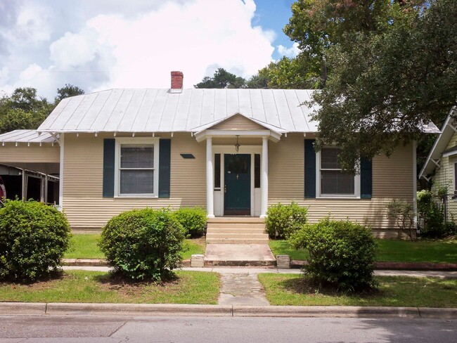 Updated Three Bedroom Home Near Daffin Park - 1122 E 37th St Savannah ...