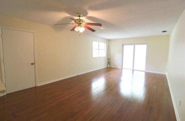 Building Photo - 266 N Villas Ct