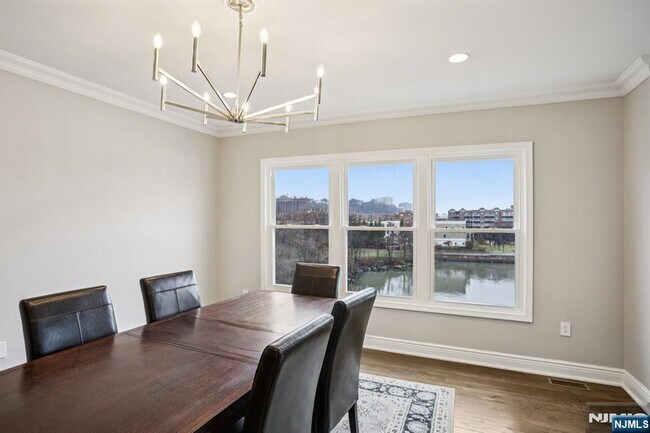 Building Photo - 343 The Promenade