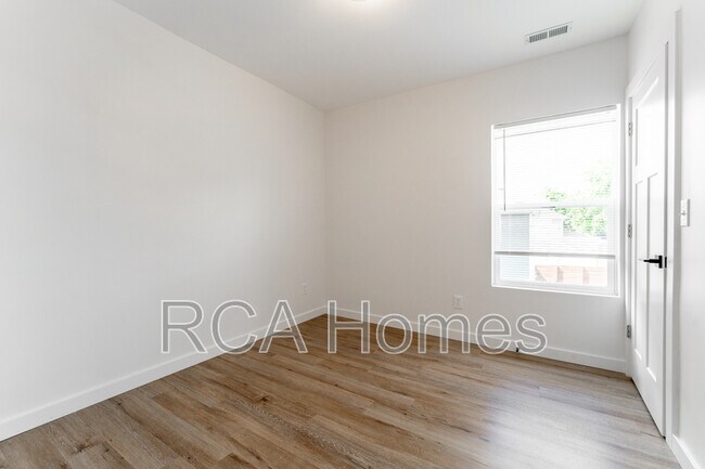 Building Photo - 851 N Rural St