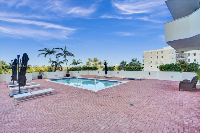 Building Photo - 6422 Collins Ave