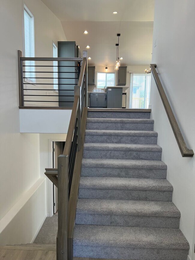 Building Photo - 4 Bed 3 Bath Single Family Home
