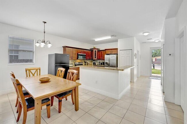 Building Photo - 1816 SW 21st St