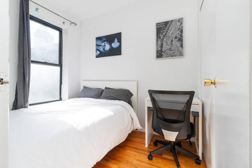 Building Photo - 319 E 95th St