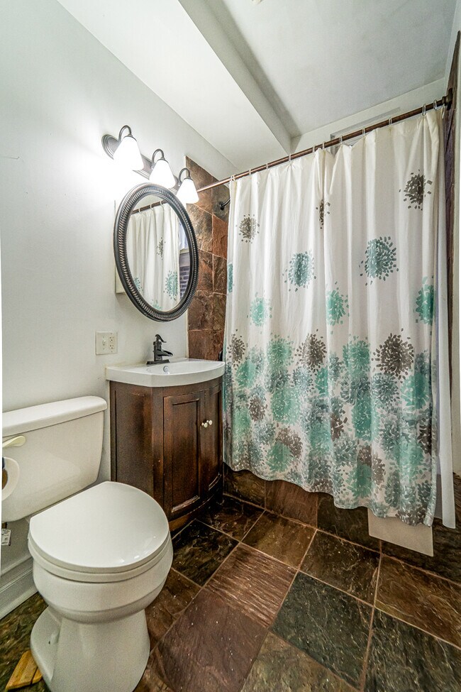 Building Photo - 2042 W Cullerton St