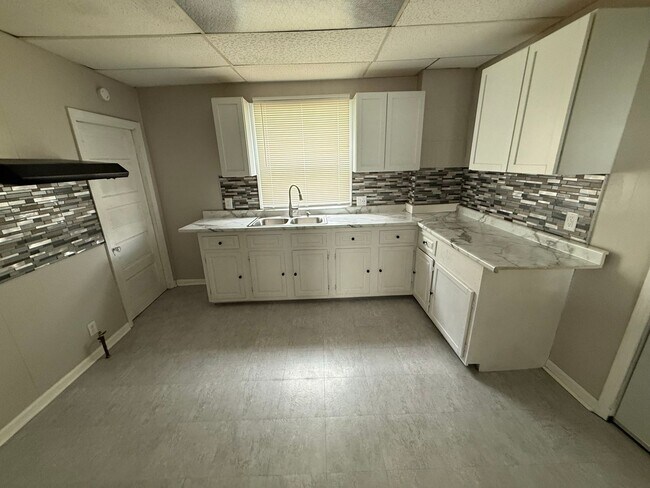 Building Photo - 3 Bed 1 Bath