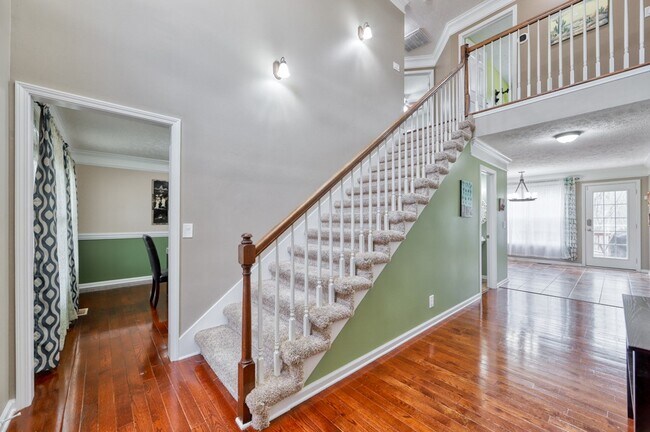 Building Photo - 652 Winding Bluff Way
