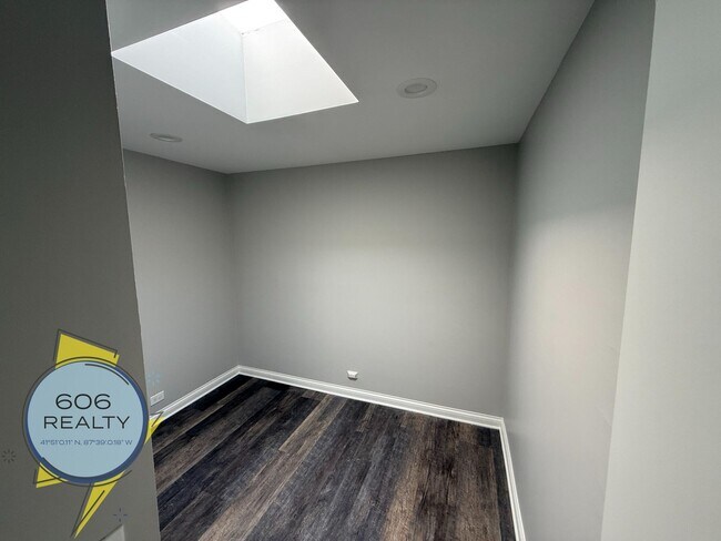 Building Photo - 744 W Gordon Terrace