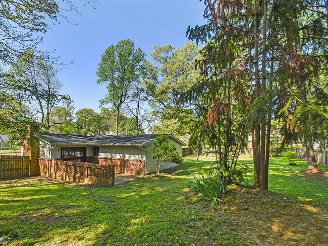 Building Photo - NEWLY UPDATED Mid-Century Mod home with 2 beds, 2 baths.
