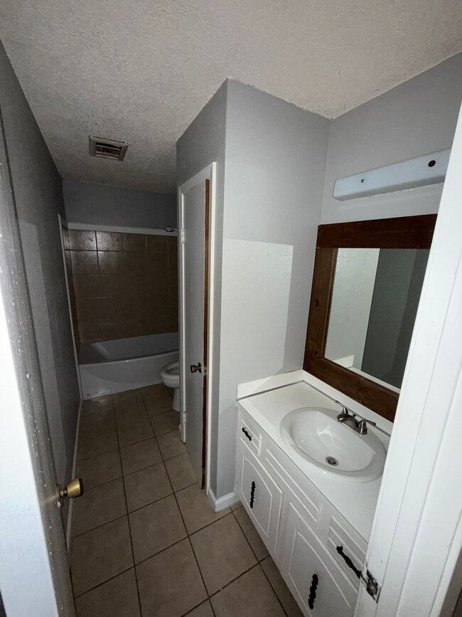 Building Photo - 3 Bedroom and 2 bathroom home.
