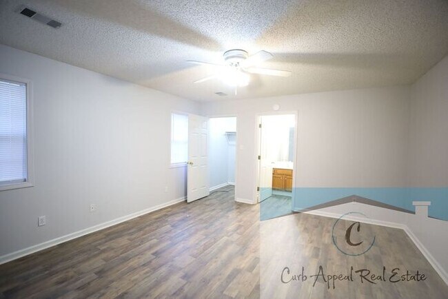 Building Photo - Spacious 3 bed/2 bath home - garage, deck, fenced back yard - includes yard care!!