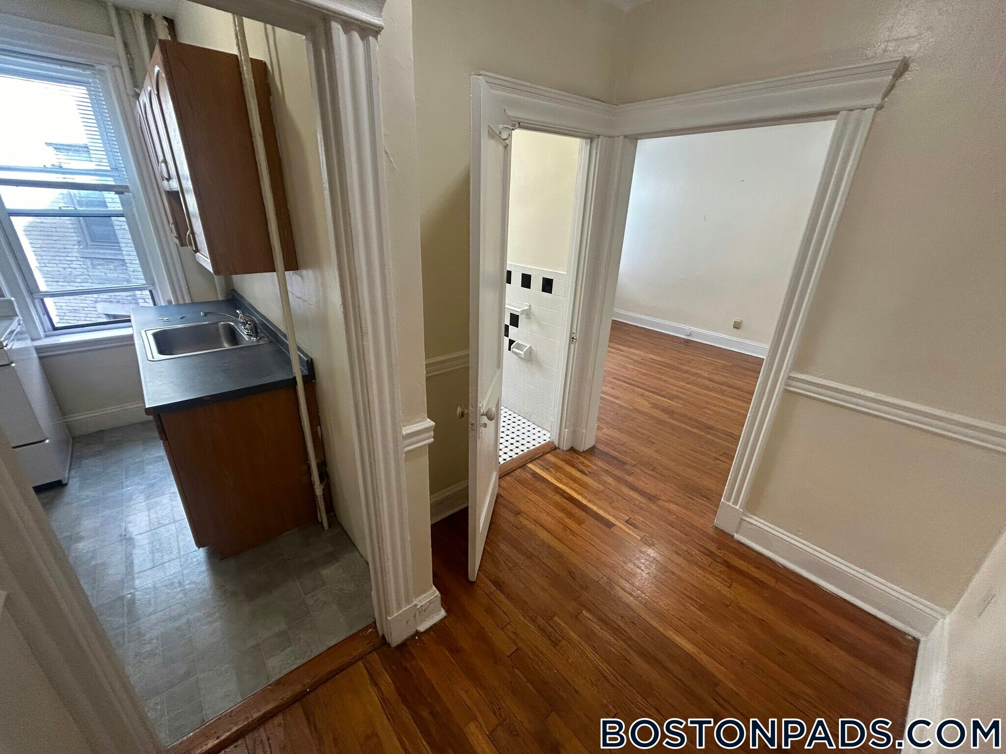 Building Photo - 364 Riverway