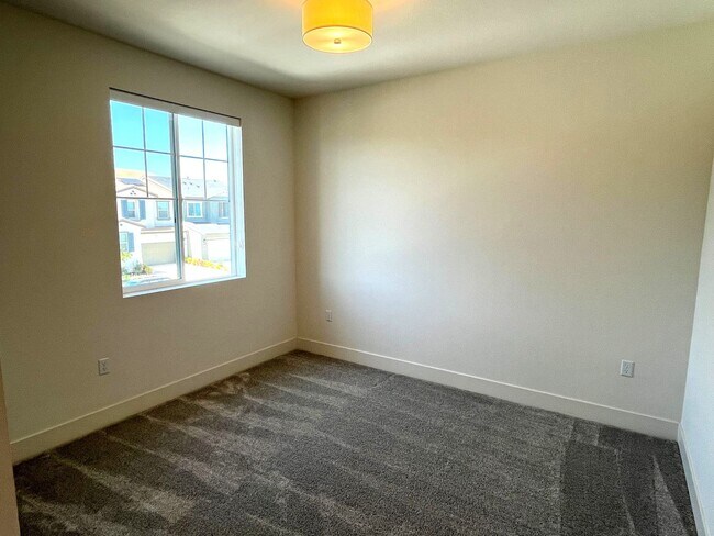 Building Photo - Spacious 4-Bedroom Home in Prime Tracy Loc...