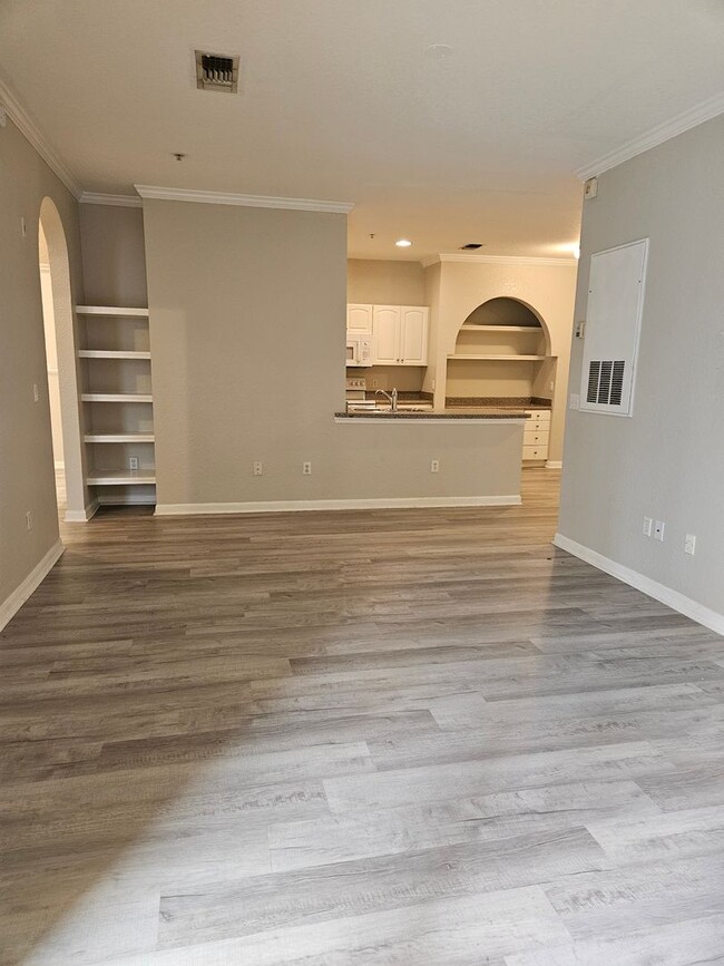 Building Photo - Beautiful Downtown Condo 2/2 Courtyard View FREE WATER/SEWER