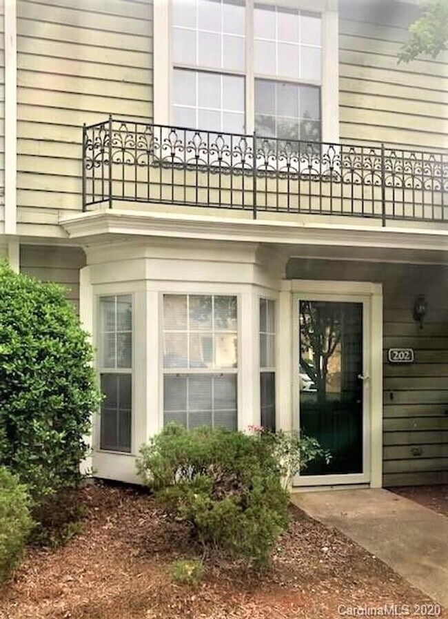 Building Photo - Regent Park Townhome