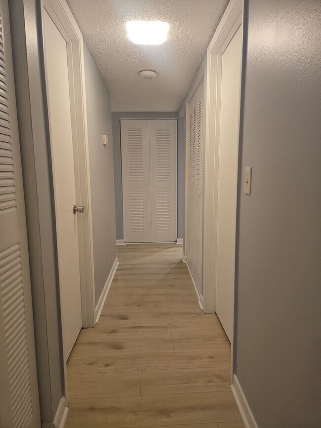 Building Photo - 160 Live Oak Woods Ct