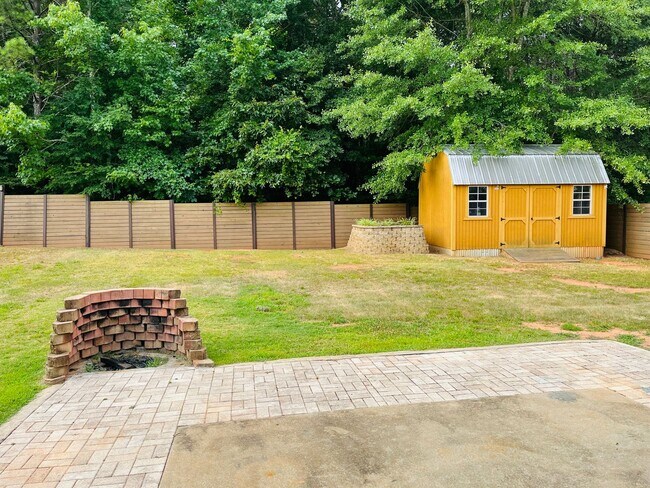 Building Photo - Wow! Renovated 3 bedroom 2 bath home in Ca...