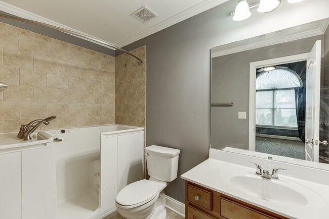 Building Photo - 940 Chateau Forest Rd