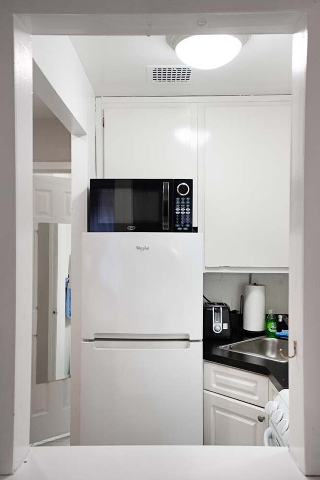 Building Photo - 328 E 74th St