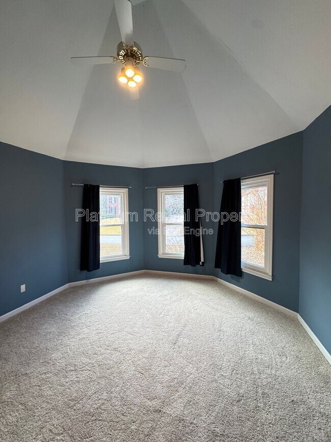 Building Photo - 425 Water Shadow Ln