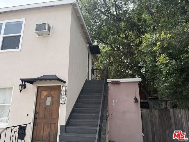 Building Photo - 10708 1/2 Moorpark Street Unit