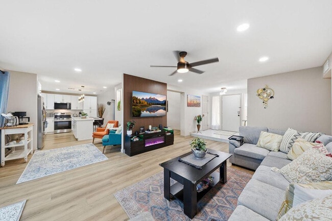 Building Photo - 7926 W Dahlia Dr