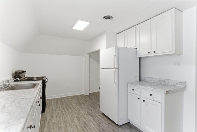 Building Photo - 306 E Burwell Ave