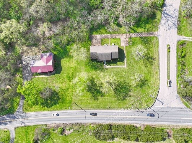 Building Photo - **ONE-SIDE-OF-A-DUPLEX HOME MINUTES FROM NASHVILLE WEST AND DOWNTOWN WITH A GORGEOUS LARGE YARD**