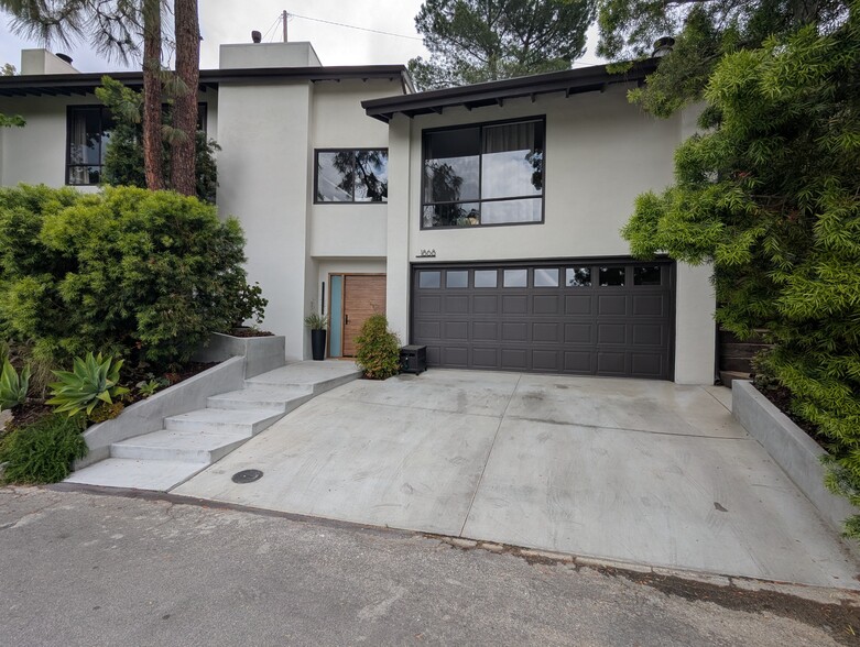 Front of house with two large parking spaces - 1868 Kaweah Dr