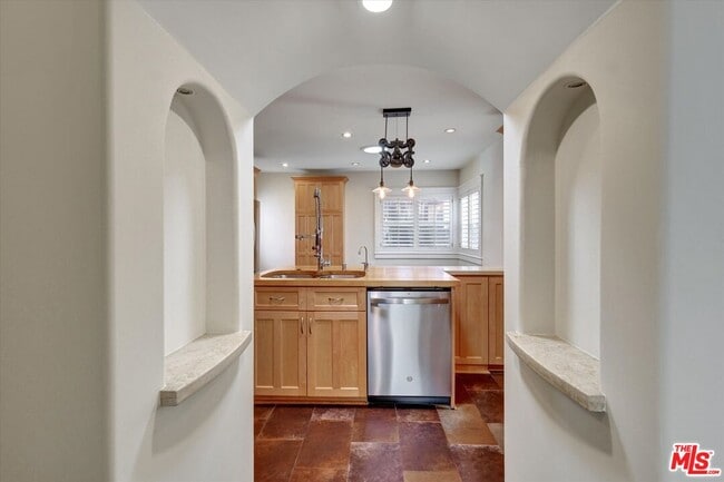 Building Photo - 135 N Gower St