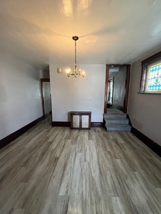Building Photo - 4 Bedroom 1 Bath