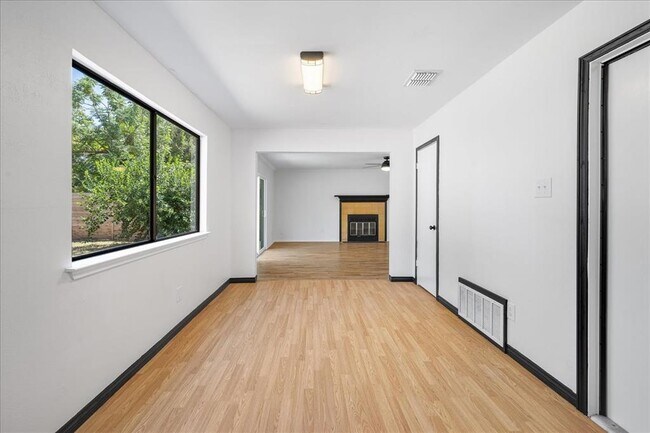 Building Photo - 1404 Deupree Dr