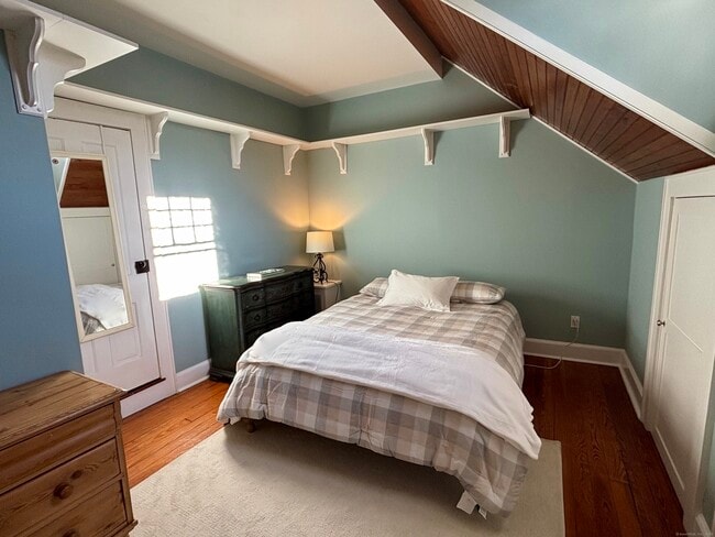 Building Photo - 63 Kings Hwy N