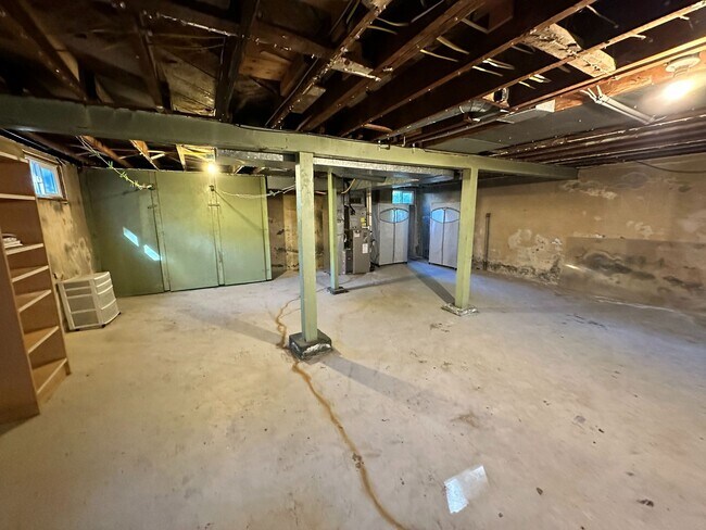 Building Photo - Stunning 3 Bedroom with Fully Fenced Yard ...