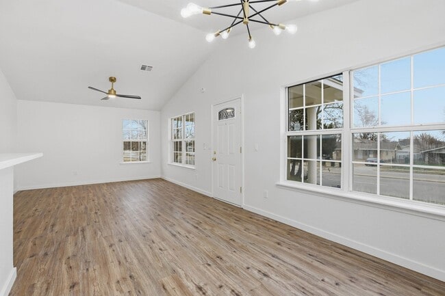 Building Photo - 1525 NE 8th St
