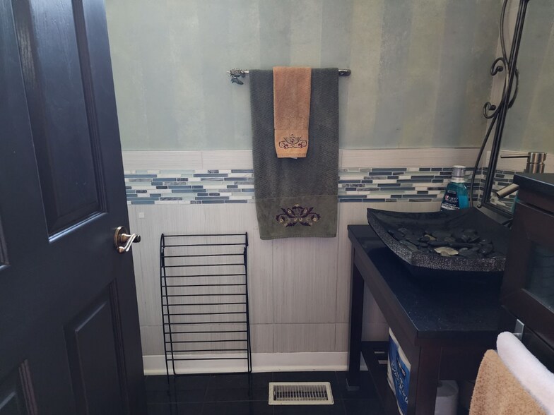 main fl bath - 3457 N Kedzie Ave