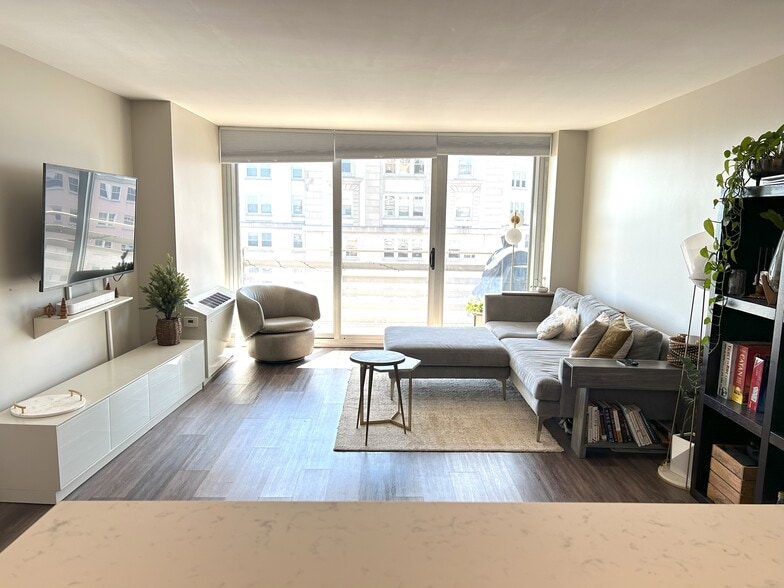 Building Photo - 5601 N Sheridan Rd