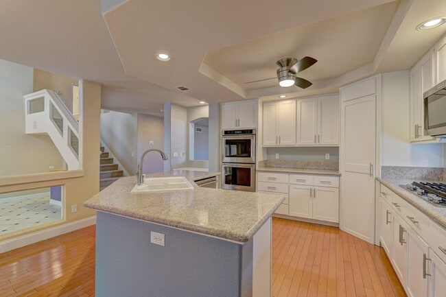 Building Photo - 5 bed / 3 bath / 3 car with Pool & Spa