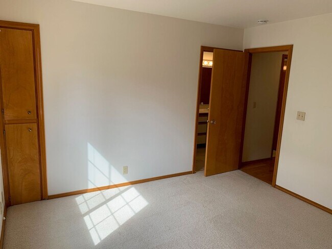 Building Photo - Well maintained 3 bed 2 bath rambler home in quiet Zenith neighborhood in Des Moines