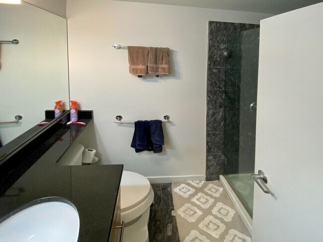 Building Photo - Wicker Park Amazing 2 Bedroom. Brazilian Cherry Floors. Central Heat/AC. Laundry. Free Fast Inter...
