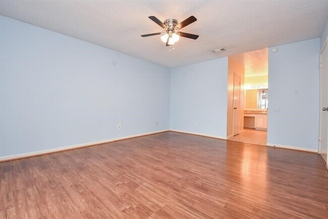 Building Photo - 10555 Turtlewood Ct