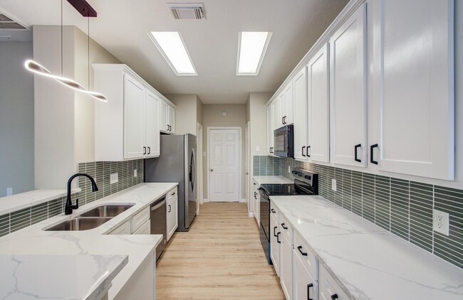Building Photo - 17230 Oakwood Chase Dr