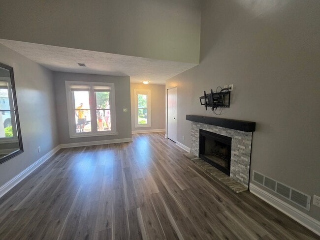 Building Photo - Spacious Town Home in Brighton Heights!